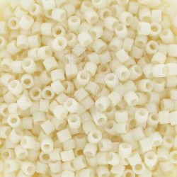 Perline Delica Miyuki 11/0 Codice: DB0352 Colore: Mat Opaque Cream﻿ Confezione: 50 gr Misura 11/0