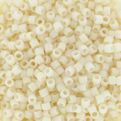 Perline Delica Miyuki 11/0 Codice: DB0352 Colore: Mat Opaque Cream﻿ Confezione: 50 gr Misura 11/0
